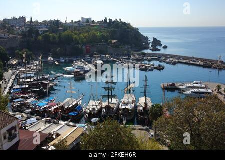 Voiliers à quai au Vieux Port d'Antalya avec bateaux d'excursion, Antalya, Banque D'Images