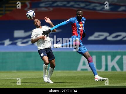 Raheem Sterling de Manchester City et Cheikhou Kouyate de Crystal Palace (à droite) se battent pour le ballon lors du match de la Premier League à Selhurst Park, Londres. Date de publication : samedi 1er mai 2021. Banque D'Images