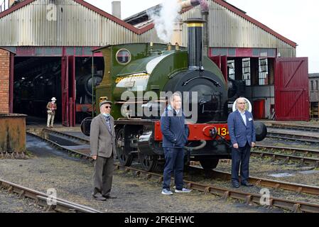 Didcot, Oxfordshire, Royaume-Uni. 1er mai 2021. Une cérémonie pour célébrer le retour à la vapeur de la grande locomotive-citerne de selle 'Trojan' de l'Ouest a eu lieu aujourd'hui au Didcot Railway Centre. Assisté par le député local David Johnston OBE, l'événement est le point culminant d'une importante révision qui a coûté plus de 200,000 livres sterling. La locomotive, construite en 1897, a travaillé sur des quais autour de Newport, pays de Galles, avant d'être acquise par le GWR dans le cadre du «regroupement» de 1923 compagnies ferroviaires. Dans cette image, le député David Johnstone OBE (centre) pose avec des volontaires du Didcot Railway Centre. G P Essex/Alay Live News Banque D'Images