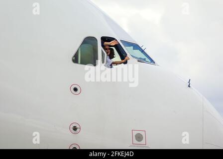 Airbus A380 avion de ligne à réaction au salon international de Farnborough, Royaume-Uni. Modèle de production ancienne. Les pilotes, les membres de l'équipage agitant de la fenêtre ouverte du poste de pilotage Banque D'Images