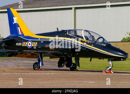 Royal Air Force, RAF, British Aerospace BAe Hawk T1 avion d'entraînement XX285 en peinture spéciale. 90 ans de l'escadron 100. Couleurs anniversaire Banque D'Images