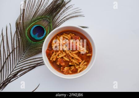 Célèbre et authentique cuisine gujarati Sev tamatar ou Sev tameta sabji fait de légumes de tomate et de gramfarines vermicelles. Cuisine du côté indien Banque D'Images