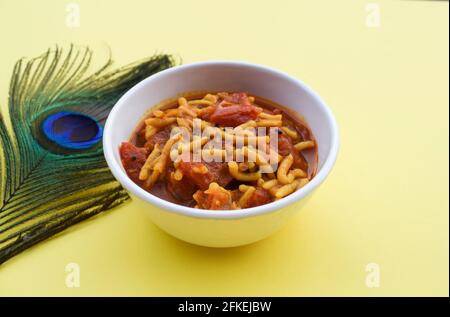 Plat d'accompagnement populaire Gujarati Sev tameta ou Shev tamatar Curry fait maison préparé à partir de tomates et de gramfarines vermicelles. Cuisine indienne repas tomate végétab Banque D'Images