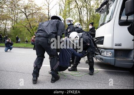 Hambourg, Allemagne. 1er mai 2021. Les policiers transportent un démonstrateur à la station de métro Schlump. Credit: Daniel Reinhardt/dpa/Alay Live News Banque D'Images