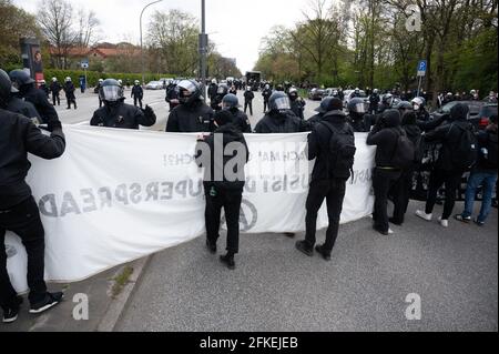 Hambourg, Allemagne. 1er mai 2021. Les policiers affrontent des manifestants à la station de métro Schlump. Credit: Daniel Reinhardt/dpa/Alay Live News Banque D'Images