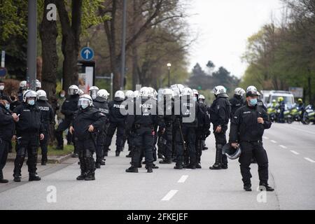 Hambourg, Allemagne. 1er mai 2021. Les policiers affrontent des manifestants à la station de métro Schlump. Credit: Daniel Reinhardt/dpa/Alay Live News Banque D'Images