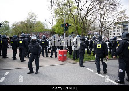 Hambourg, Allemagne. 1er mai 2021. Les policiers affrontent des manifestants à la station de métro Schlump. Credit: Daniel Reinhardt/dpa/Alay Live News Banque D'Images