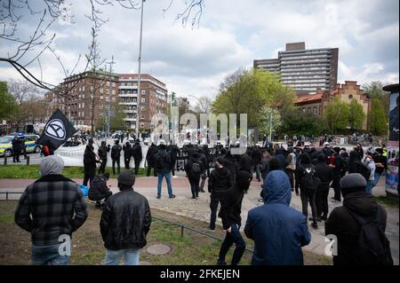 Hambourg, Allemagne. 1er mai 2021. Les policiers affrontent des manifestants à la station de métro Schlump. Credit: Daniel Reinhardt/dpa/Alay Live News Banque D'Images