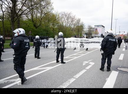 Hambourg, Allemagne. 1er mai 2021. Les policiers affrontent des manifestants à la station de métro Schlump. Credit: Daniel Reinhardt/dpa/Alay Live News Banque D'Images