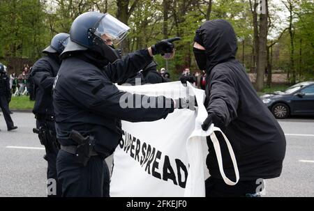 Hambourg, Allemagne. 1er mai 2021. Les policiers font face à un manifestant à la station de métro Schlump. Credit: Daniel Reinhardt/dpa/Alay Live News Banque D'Images