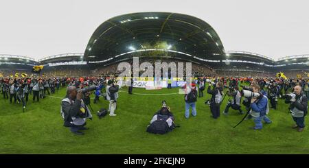 Vue panoramique à 360° de Signal Iduna Arena Dortmund Allemagne 05.05.2012, football: Team Borussia Dortmund célèbre la victoire du championnat de Bundesliga