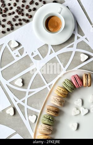 Tasse à café, macarons, cercles de séquence Fibonacci, coeurs de sucre. Une perfection savoureuse. Espresso et grains de café torréfiés foncés. Rapport d'or. Vue de dessus Banque D'Images