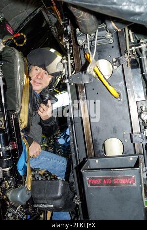 Bruce Dickinson, chanteur d'Iron Maiden et singer, pilote dans le cockpit d'un militaire ex Avro Vulcan bomber jet avion. Guerre froide historique bomber Banque D'Images