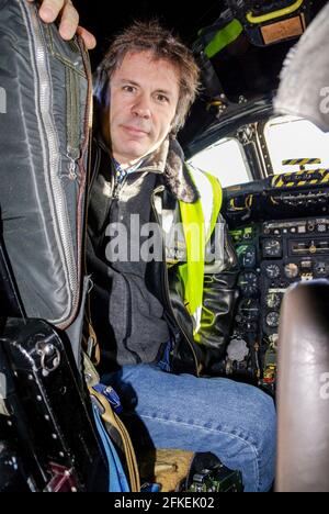 Bruce Dickinson, chanteur d'Iron Maiden et singer, pilote dans le cockpit d'un militaire ex Avro Vulcan bomber jet avion. Guerre froide historique bomber Banque D'Images