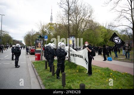 Hambourg, Allemagne. 1er mai 2021. Les policiers affrontent des manifestants à la station de métro Schlump. Credit: Daniel Reinhardt/dpa/Alay Live News Banque D'Images