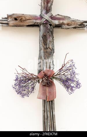 Tamaimo, Ténérife, îles Canaries. 1er mai 2021. Croix décorée de fleurs pour la célébration annuelle du jour de la Croix sur la Plaza del Iglesia à Tamaimo, Santiago del Teide. Fabriqué par l'Associacón de Vecinos de Tamaimo. Banque D'Images