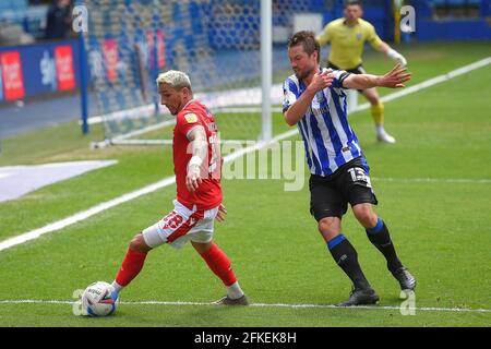 SHEFFIELD, ROYAUME-UNI. 1ER MAI Anthony Knockaert (28) de la forêt de Nottingham contras le Baal et tient Julian Bšrner de Sheffield mercredi pendant le match de championnat de Sky Bet entre Sheffield mercredi et la forêt de Nottingham à Hillsborough, Sheffield le samedi 1er mai 2021. (Credit: Jon Hobley | MI News) Credit: MI News & Sport /Alay Live News Banque D'Images