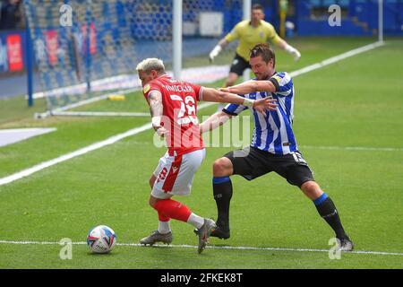 SHEFFIELD, ROYAUME-UNI. 1ER MAI Anthony Knockaert (28) de la forêt de Nottingham contras le Baal et tient Julian Bšrner de Sheffield mercredi pendant le match de championnat de Sky Bet entre Sheffield mercredi et la forêt de Nottingham à Hillsborough, Sheffield le samedi 1er mai 2021. (Credit: Jon Hobley | MI News) Credit: MI News & Sport /Alay Live News Banque D'Images