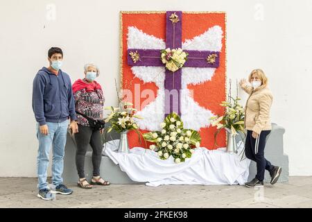 Tamaimo, Ténérife, îles Canaries. 1er mai 2021. Croix décorée de fleurs pour la célébration annuelle du jour de la Croix sur la Plaza del Iglesia à Tamaimo, Santiago del Teide. Fabriqué par l'Associacón de Vecinos de Tamaimo. Rafael Manzano, mari Carmen Rolo, y Amelia Barros. Banque D'Images