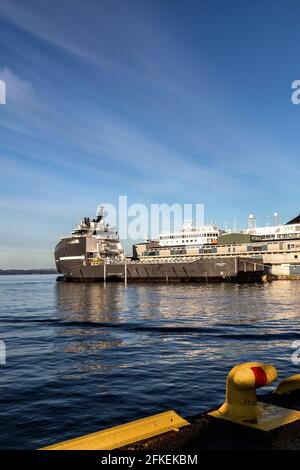 Navire offshore polyvalent d'approvisionnement de terrain Olympic Energy au quai Skoltegrunnskaien, dans le port de Bergen, en Norvège. Banque D'Images