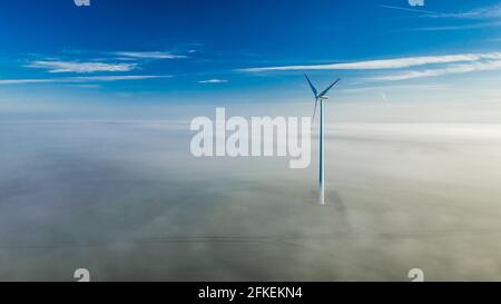Parc éolien en Pologne. Éoliennes sur brouillard. Vue aérienne de l'automne en Pologne Banque D'Images