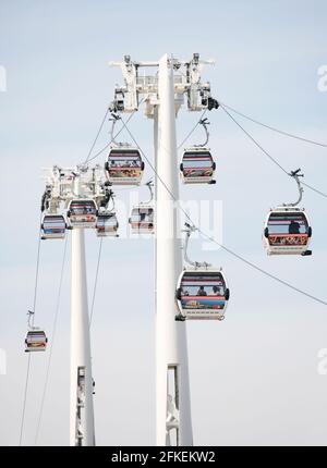 LONDRES - 26 MAI : gondoles du téléphérique Emirates Air Line, ouvert en juin 2012, géré par TFL, relie la péninsule de Greenwich à Royal Dock, à 1 km Banque D'Images