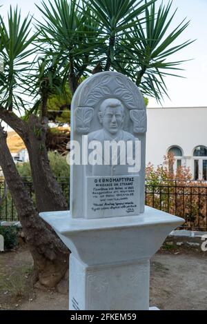 Lefkes, île de Paros, Grèce - 27 septembre 2020 : monument aux héros dans le parc commémoratif. Banque D'Images
