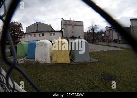 Vue en grand angle à travers la clôture de Bunch of Trash Containers ou des poubelles pour les ordures placées dans les locaux de l'école dans la ville du sud de la pologne. Europe Banque D'Images