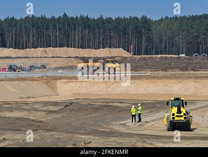 28 avril 2021, Brandebourg, Grünheide : un autre chantier de construction est en cours de préparation sur le site de construction de Gigafactory Tesla à l'est de Berlin. Jusqu'à il y a quelques semaines, des sources de l'industrie ont déclaré que le début de la production de Tesla était encore prévu pour juillet. Le rapport annuel du premier trimestre de Tesla indique maintenant pour la première fois que le projet est en voie de commencer la production et les livraisons à la fin de 2021. La première usine européenne de Grünheide, conçue pour produire 500,000 véhicules par an, est un pilier essentiel de la stratégie future de Tesla. Pour l'instant, le constructeur automobile américain s'attend à employer Banque D'Images