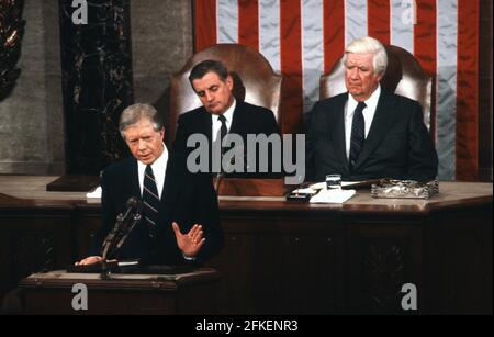 Le Président des États-Unis Jimmy carter s'adresse à une session conjointe du Congrès pour faire rapport sur le Sommet DE Vienne SALT II à la suite de sa signature d'un traité entre les États-Unis et l'URSS sur la limitation des armes stratégiques offensives et des documents connexes avec Leonid il'ich Brejnev, Secrétaire général et membre, Politburo, Parti communiste du Comité central de l'Union soviétique et président du Présidium du Soviet suprême de la République socialiste soviétique unie (URSS) dans la Chambre des députés du Capitole le lundi 18 juin 1979. Derrière le président carter se trouvent le vice-président américain Wal Banque D'Images