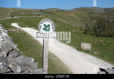 National Trust Welcome Signpost for Malham Cove Fields, Malham, Yorkshire Dales National Park, Angleterre, Royaume-Uni. Banque D'Images