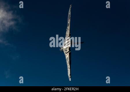 Avion d'aviateur XH558 AVro Vulcan B2 tournant des acrobaties aériennes dans un ciel bleu profond pendant un affichage aérien. Manœuvre du salon de l'air. Grand aviateur classique agile Banque D'Images