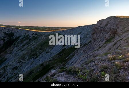 PID aux montagnes environnantes du plateau inférieur de Chatyr-Dag en Crimée à la lumière du soleil couchant. Banque D'Images