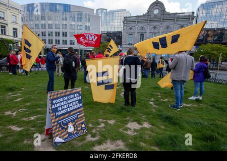 L'illustration montre l'action "lutte pour 14" des syndicats socialistes belges ABVV/ FGTB et FNV néerlandais, exigeant un salaire minimum plus élevé en euros Banque D'Images