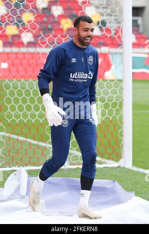 Londres, Royaume-Uni. 1er mai 2021. Le gardien de but de Brentford David Raya se réchauffe lors du match de championnat EFL Sky Bet entre Brentford et Watford au stade communautaire de Brentford, Londres, Angleterre, le 1er mai 2021. Photo de Ken Sparks. Utilisation éditoriale uniquement, licence requise pour une utilisation commerciale. Aucune utilisation dans les Paris, les jeux ou les publications d'un seul club/ligue/joueur. Crédit : UK Sports pics Ltd/Alay Live News Banque D'Images