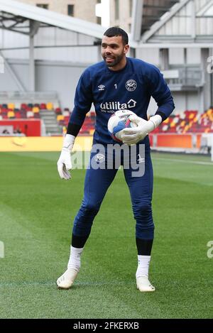 Londres, Royaume-Uni. 1er mai 2021. Le gardien de but de Brentford David Raya se réchauffe lors du match de championnat EFL Sky Bet entre Brentford et Watford au stade communautaire de Brentford, Londres, Angleterre, le 1er mai 2021. Photo de Ken Sparks. Utilisation éditoriale uniquement, licence requise pour une utilisation commerciale. Aucune utilisation dans les Paris, les jeux ou les publications d'un seul club/ligue/joueur. Crédit : UK Sports pics Ltd/Alay Live News Banque D'Images