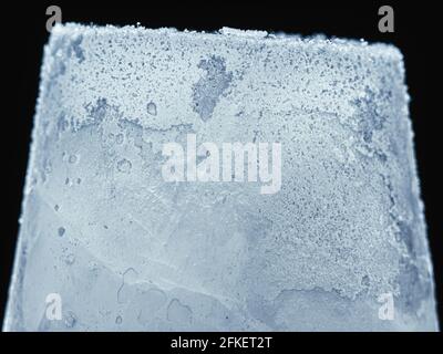 Morceau de glace sur fond noir. Photo de studio. Banque D'Images