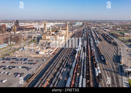 Dearborn, Michigan - le chantier ferroviaire CSX Rougemere adjacent au complexe Ford Rouge. Banque D'Images