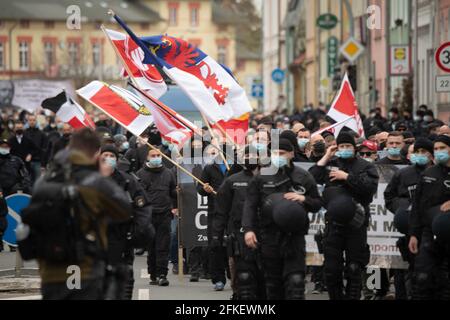 Greifswald, Allemagne. 1er mai 2021. Les partisans du NPD extrémiste de droite traversent la ville avec une forte présence policière. En outre, selon le district et la police, 14 vigils sont enregistrés. Credit: Stefan Sauer/dpa/Alay Live News Banque D'Images