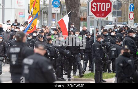 Greifswald, Allemagne. 1er mai 2021. Les partisans du NPD extrémiste de droite traversent la ville avec une forte présence policière. En outre, selon le district et la police, 14 vigils sont enregistrés. Credit: Stefan Sauer/dpa/Alay Live News Banque D'Images