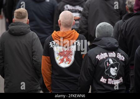 Greifswald, Allemagne. 1er mai 2021. Les partisans du NPD extrémiste de droite traversent la ville avec une forte présence policière. En outre, selon le district et la police, 14 vigils sont enregistrés. Credit: Stefan Sauer/dpa/Alay Live News Banque D'Images