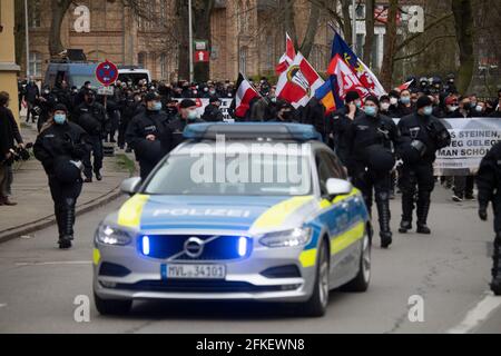 Greifswald, Allemagne. 1er mai 2021. Les partisans du NPD extrémiste de droite traversent la ville avec une forte présence policière. En outre, selon le district et la police, 14 vigils sont enregistrés. Credit: Stefan Sauer/dpa/Alay Live News Banque D'Images