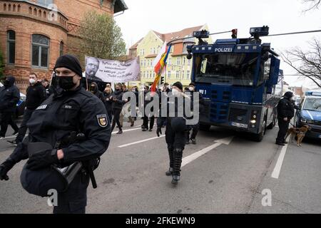 Greifswald, Allemagne. 1er mai 2021. Les partisans du NPD extrémiste de droite traversent la ville avec une forte présence policière. En outre, selon le district et la police, 14 vigils sont enregistrés. Credit: Stefan Sauer/dpa/Alay Live News Banque D'Images