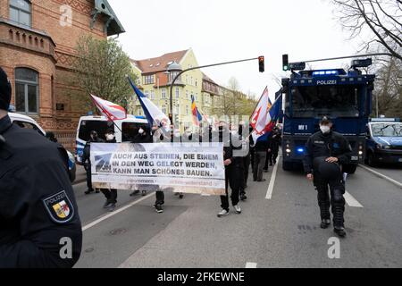 Greifswald, Allemagne. 1er mai 2021. Les partisans du NPD extrémiste de droite traversent la ville avec une forte présence policière. En outre, selon le district et la police, 14 vigils sont enregistrés. Credit: Stefan Sauer/dpa/Alay Live News Banque D'Images