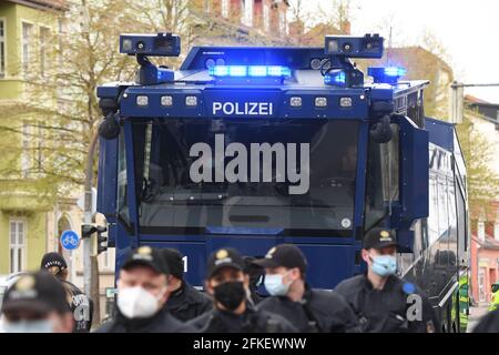 Greifswald, Allemagne. 1er mai 2021. Les partisans du NPD extrémiste de droite traversent la ville avec une forte présence policière. En outre, selon le district et la police, 14 vigils sont enregistrés. Credit: Stefan Sauer/dpa/Alay Live News Banque D'Images