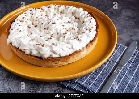 Délicieux gâteau à la vanille maison avec pacanes Banque D'Images