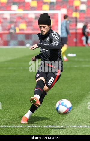 Londres, Royaume-Uni. 1er mai 2021. Mathias Jensen de Brentford se réchauffe lors du match de championnat EFL Sky Bet entre Brentford et Watford au stade communautaire de Brentford, Londres, Angleterre, le 1er mai 2021. Photo de Ken Sparks. Utilisation éditoriale uniquement, licence requise pour une utilisation commerciale. Aucune utilisation dans les Paris, les jeux ou les publications d'un seul club/ligue/joueur. Crédit : UK Sports pics Ltd/Alay Live News Banque D'Images