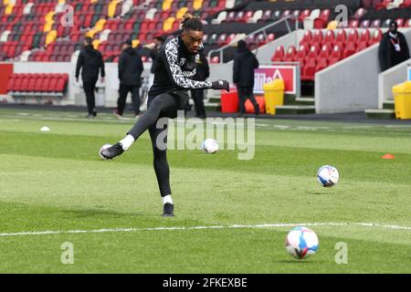 Londres, Royaume-Uni. 1er mai 2021. Ivan Toney, de Brentford, se réchauffe lors du match de championnat EFL Sky Bet entre Brentford et Watford au stade communautaire de Brentford, Londres, Angleterre, le 1er mai 2021. Photo de Ken Sparks. Utilisation éditoriale uniquement, licence requise pour une utilisation commerciale. Aucune utilisation dans les Paris, les jeux ou les publications d'un seul club/ligue/joueur. Crédit : UK Sports pics Ltd/Alay Live News Banque D'Images