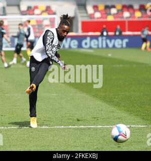 Londres, Royaume-Uni. 1er mai 2021. Tariqe Fosu de Brentford se réchauffe lors du match de championnat EFL Sky Bet entre Brentford et Watford au stade communautaire de Brentford, Londres, Angleterre, le 1er mai 2021. Photo de Ken Sparks. Utilisation éditoriale uniquement, licence requise pour une utilisation commerciale. Aucune utilisation dans les Paris, les jeux ou les publications d'un seul club/ligue/joueur. Crédit : UK Sports pics Ltd/Alay Live News Banque D'Images