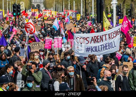 Londres, Royaume-Uni. 1er mai 2021. La manifestation se déforme alors qu'elle se déplace dans le centre commercial - tuez le projet de loi de protestation par des personnes en colère contre la nouvelle loi appelée police, crime, sentence et tribunaux, qui donnerait à la police plus de pouvoirs pour imposer des restrictions aux manifestations. La manifestation a été soutenue par plusieurs groupes dont Sœurs non coupées, rébellion d'extinction et Black Lives Matter. Crédit : Guy Bell/Alay Live News Banque D'Images